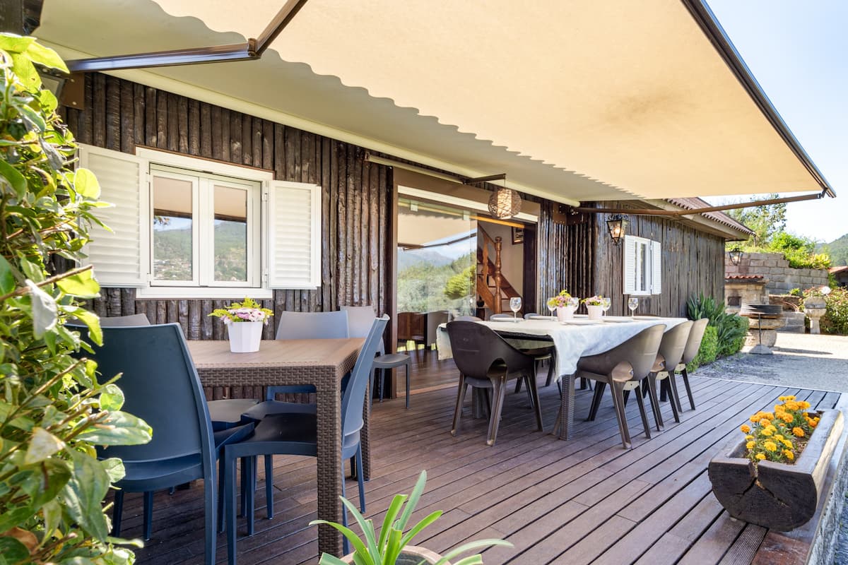 Deck Chalé da Caniçada Gerês O deck onde as refeições ficam para sempre na memória